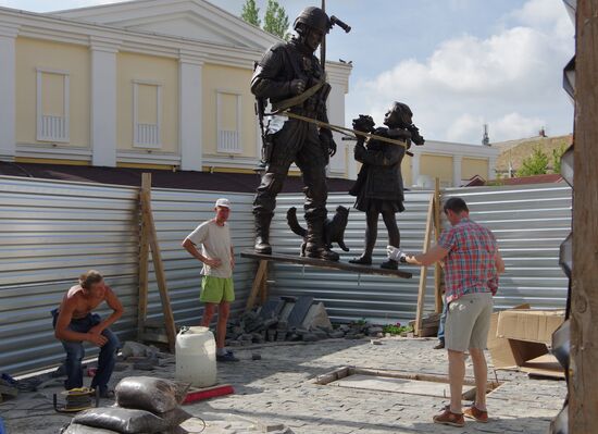 Монтаж памятника "Вежливым людям" в Симферополе