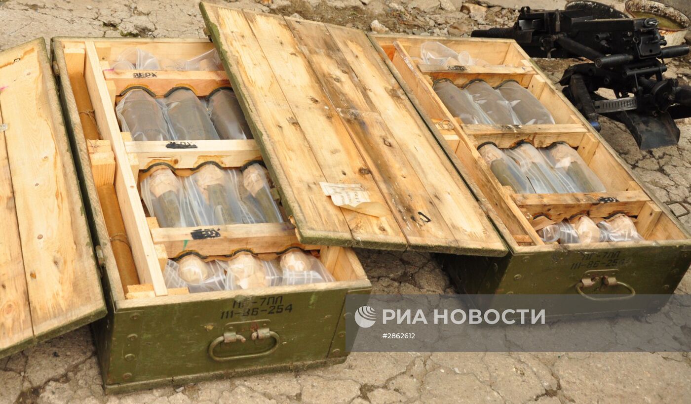 Оружейный схрон обнаружен правоохранителями ЛНР в заброшенном доме г. Перевальск