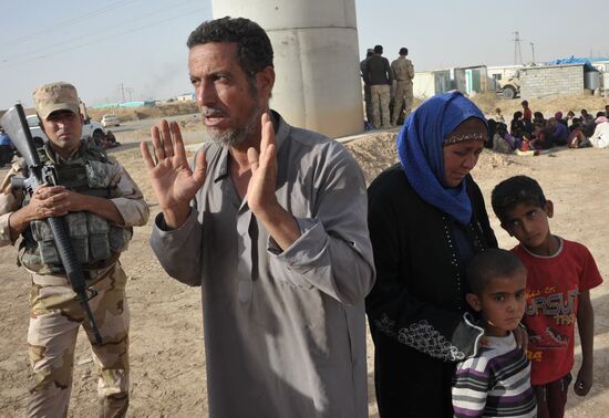 Беженцы с территории ИГ в районе города Киркук в Ираке