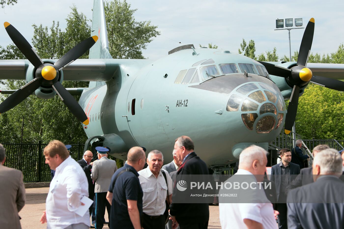 Передача военно-транспортного самолета Ан-12 в музей