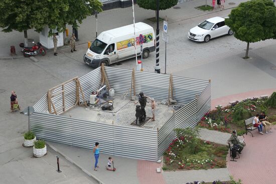 Монтаж памятника "Вежливым людям" в Симферополе