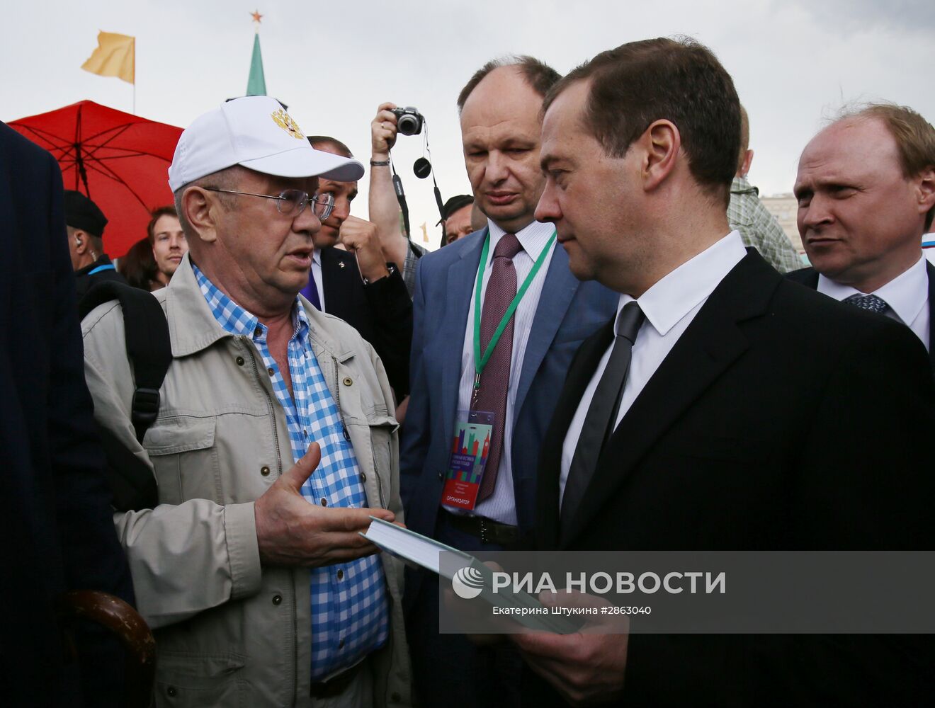Премьер-министр РФ Д. Медведев открыл книжный фестиваль "Красная площадь"
