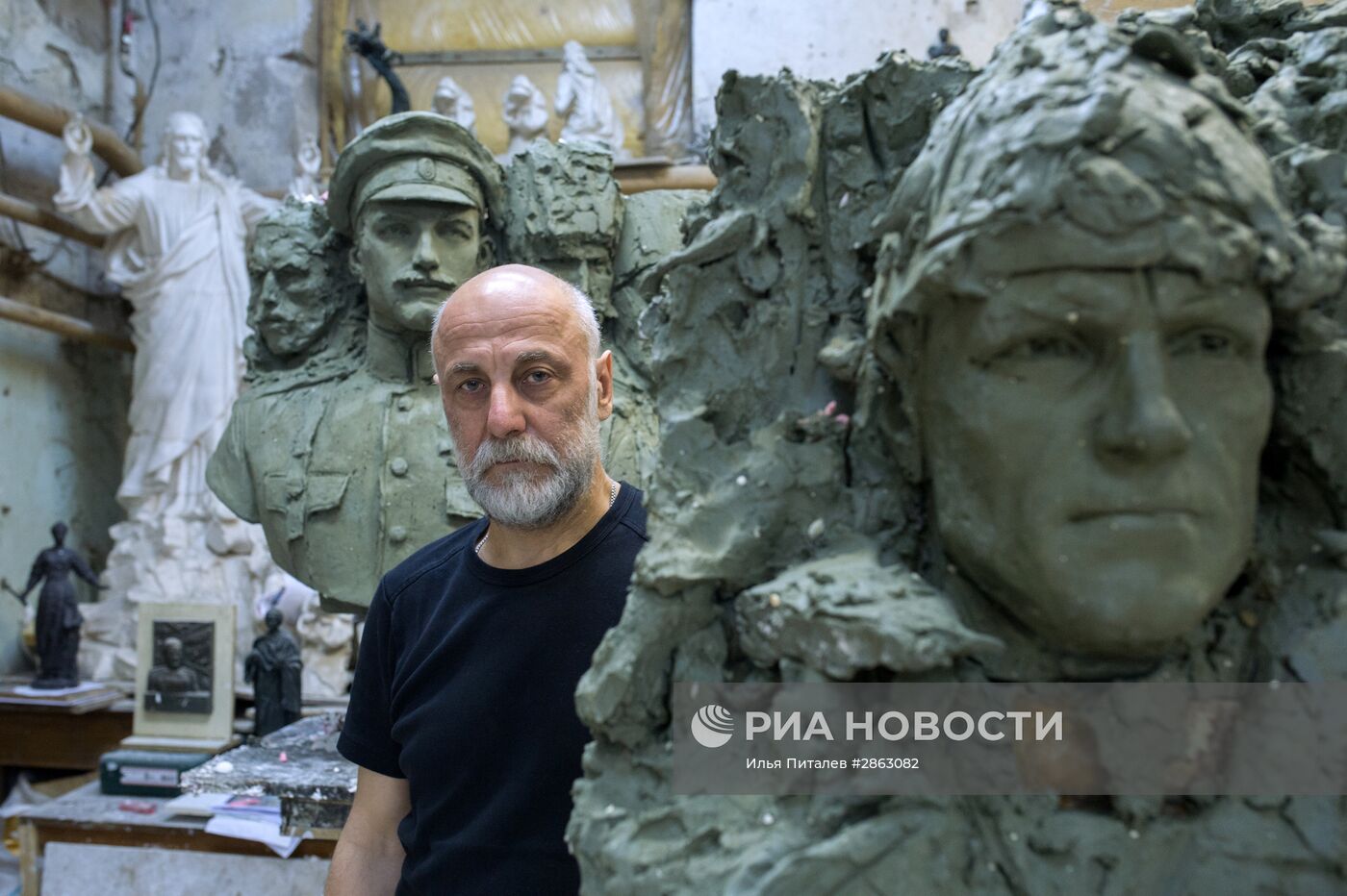 Скульптор Салават Щербаков, автор памятника "Вежливым людям" в Симферополе