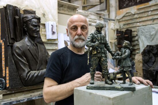 Скульптор Салават Щербаков, автор памятника "Вежливым людям" в Симферополе