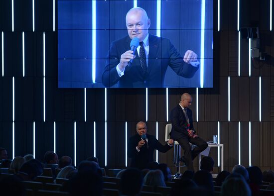 Форум "Новая эпоха журналистики: прощание с мейнстримом". День второй