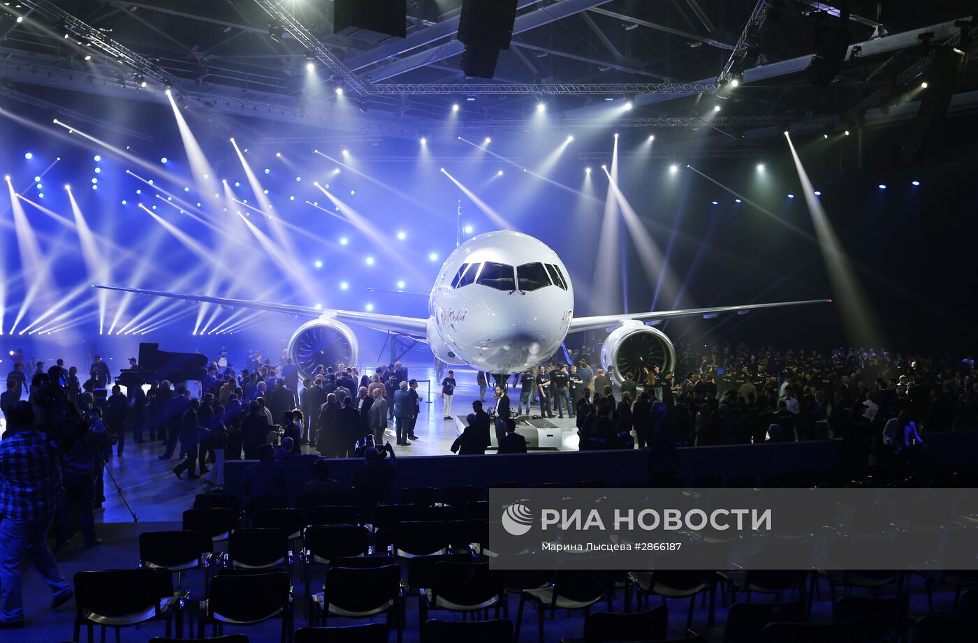 Выкатка нового пассажирского самолета МС-21 в Иркутске