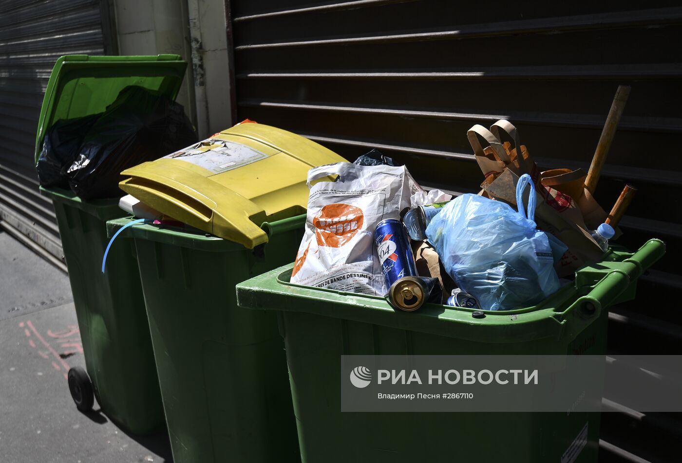 Перебои с вывозом мусора в Париже из-за забастовки коммунальщиков
