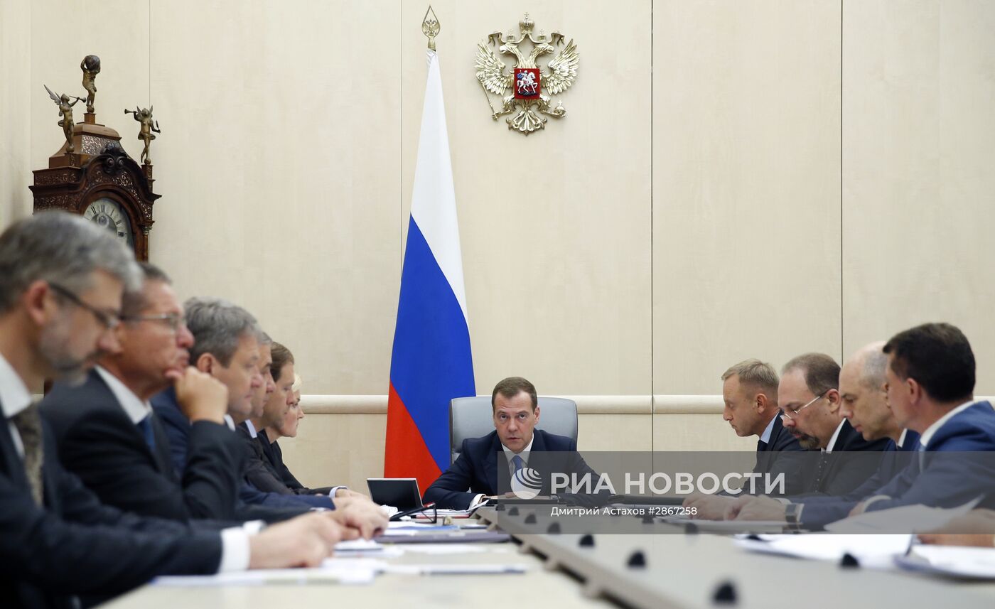 Премьер-министр РФ Д. Медведев провел совещание о мерах по оказанию социальной поддержки отдельным категориям граждан
