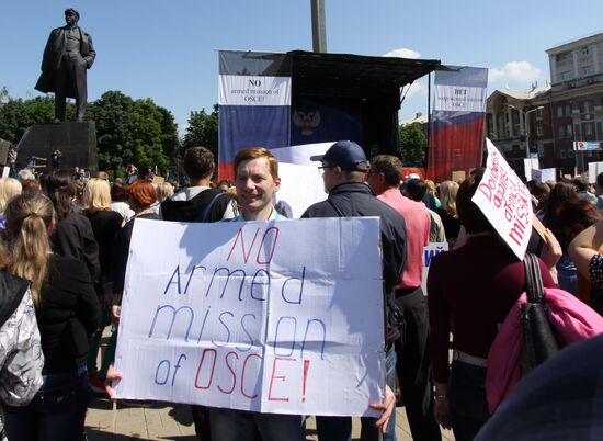 Митинг протеста в Донецке против ввода в Донбасс вооруженной миссии ОБСЕ