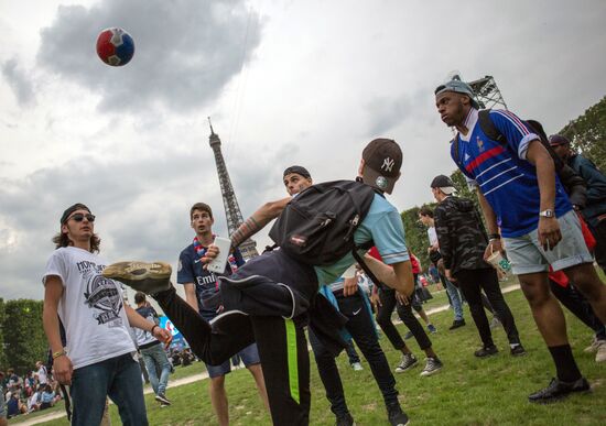 Трансляция матча-открытия Евро - 2016 в фан-зонах во Франции