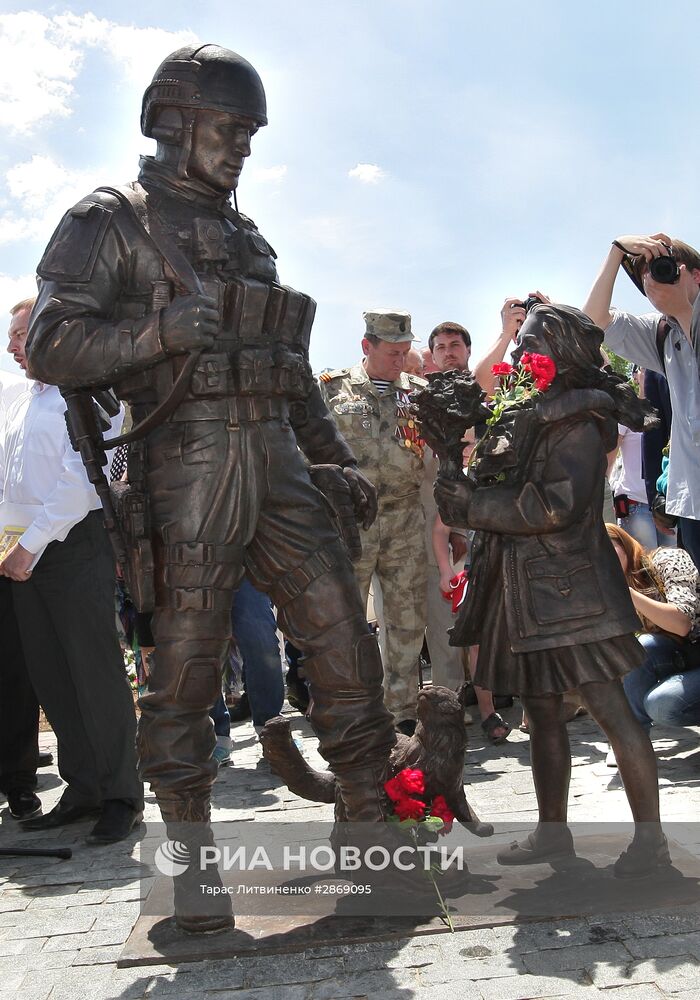 Открытие памятника "Вежливым людям" в Крыму