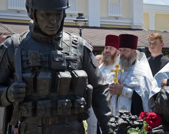 Открытие памятника "Вежливым людям" в Крыму