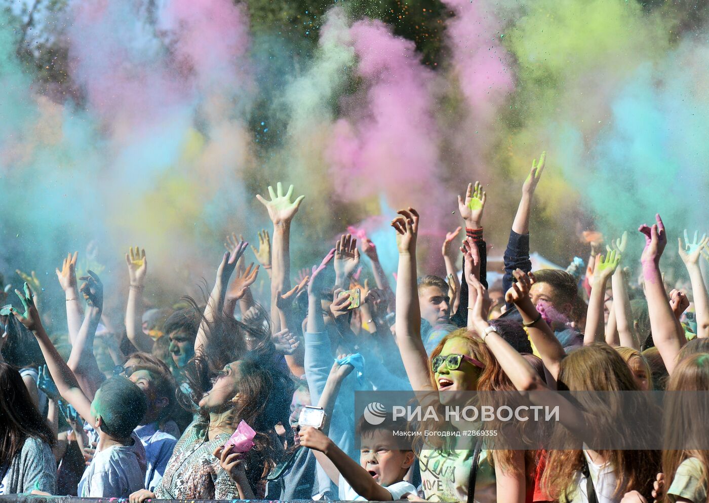 Фестиваль красок Холи в Казани