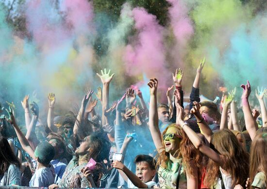 Фестиваль красок Холи в Казани