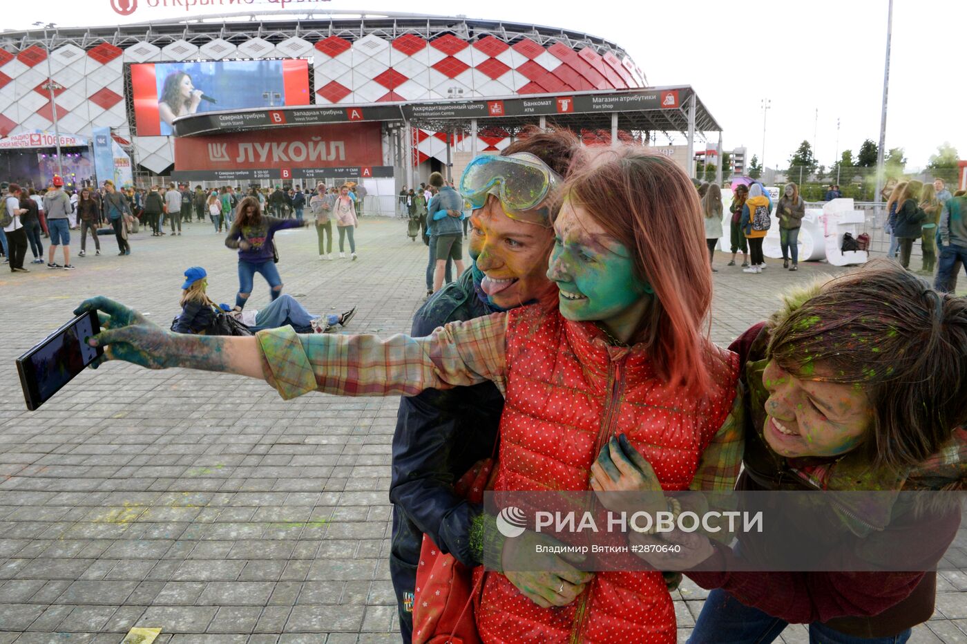 Фестиваль красок "Холи" в Москве