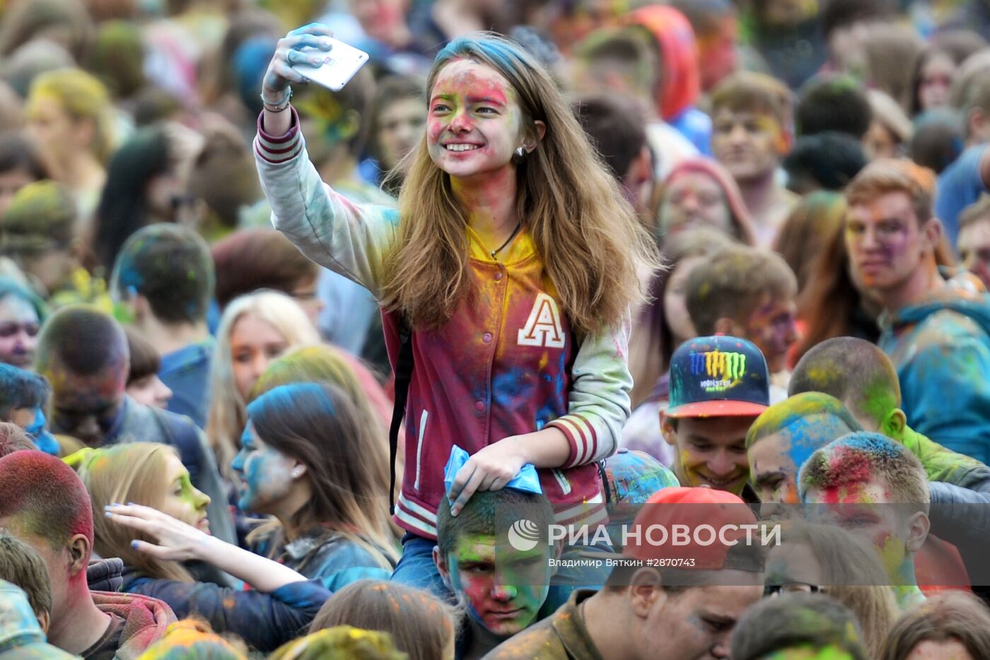 Фестиваль красок "Холи" в Москве