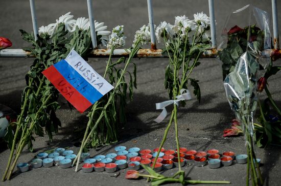 Цветы у посольства США в Москве