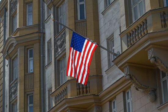 Цветы у посольства США в Москве