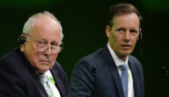 Пленарная сессия Сбербанка России "Технологии - пропуск в завтра. Изменись или умри" в рамках ПМЭФ