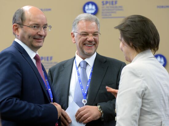 Дискуссия "Деловой форум БРИКС: совместными усилиями к устойчивому экономическому развитию" в рамках ПМЭФ