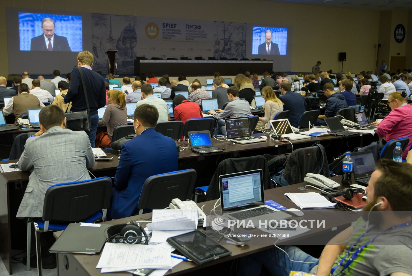 Пленарное заседание "На пороге новой экономической реальности" в рамках ПМЭФ