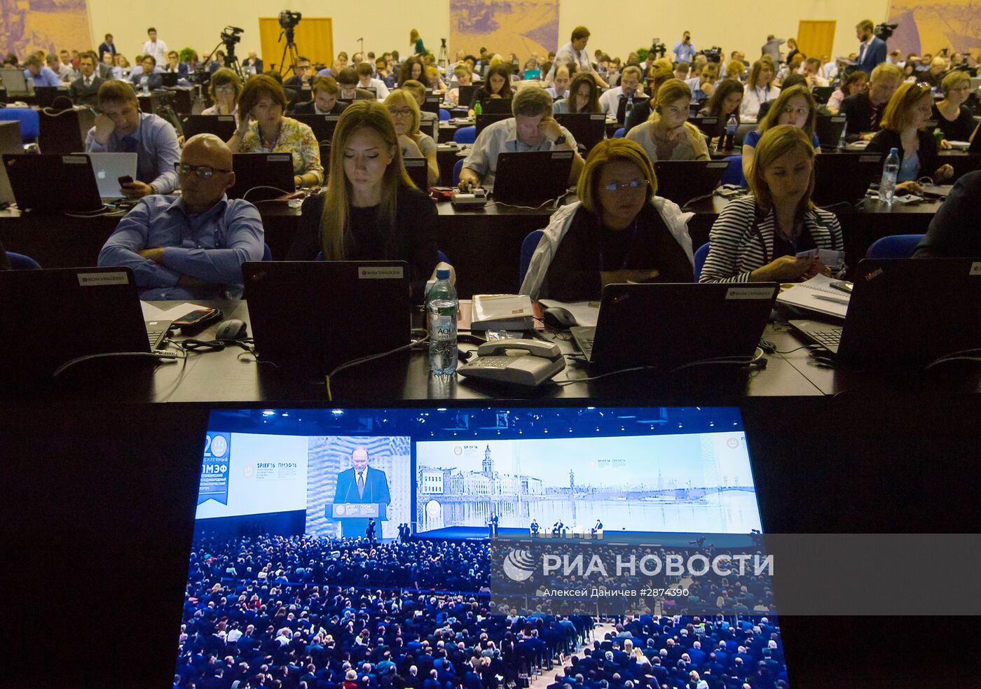 Пленарное заседание "На пороге новой экономической реальности" в рамках ПМЭФ