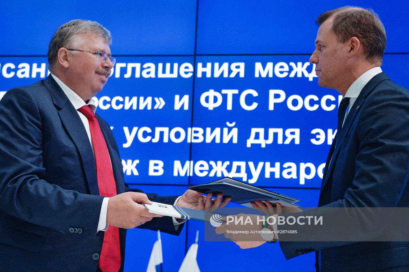 Федеральная таможенная служба подписала соглашение с "Почтой России" в рамках ПМЭФ