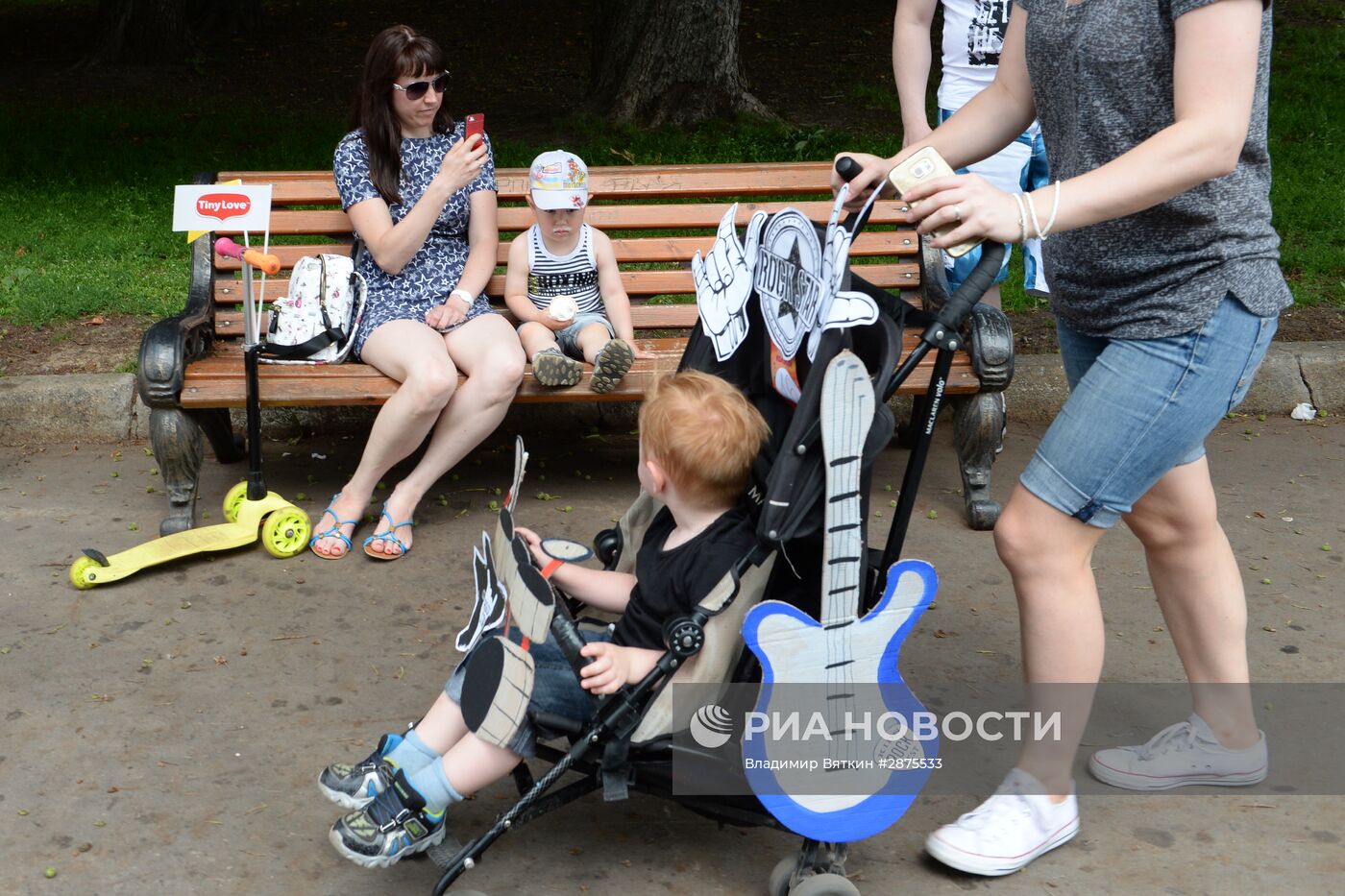 Парад колясок в Парке Горького в Москве