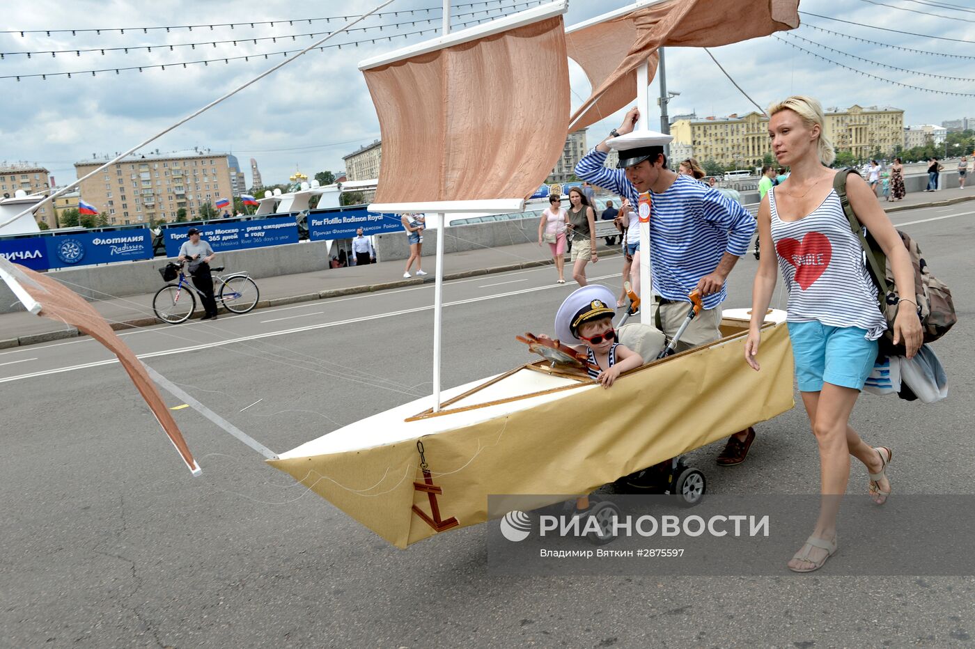 Парад колясок в Парке Горького в Москве