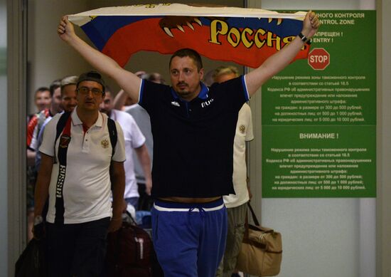 Прилет в Москву из Франции российских футбольных болельщиков