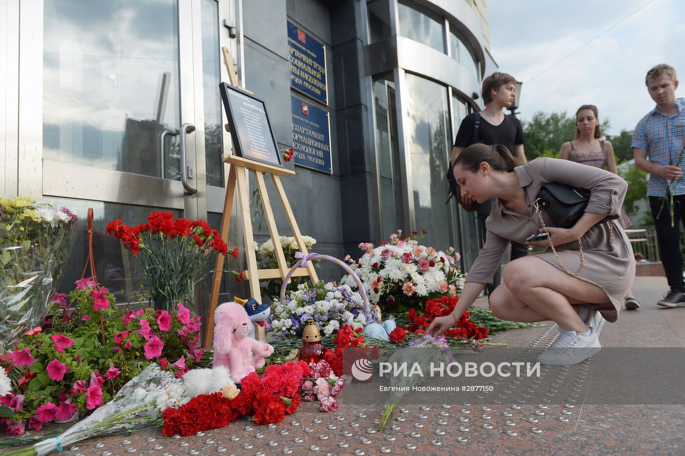 Жители Москвы несут цветы и игрушки в память о погибших детях