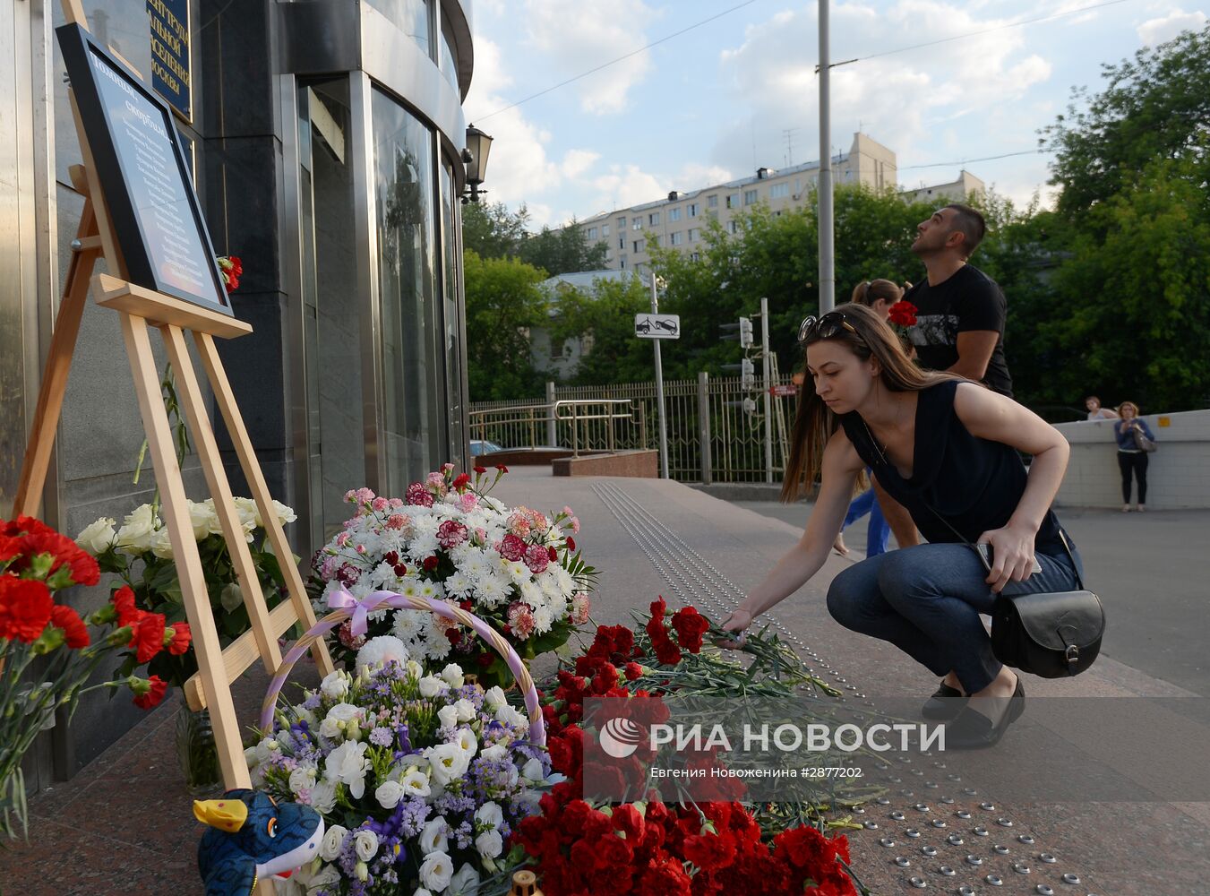 Жители Москвы несут цветы и игрушки в память о погибших детях | РИА Новости  Медиабанк