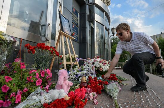 Жители Москвы несут цветы и игрушки в память о погибших детях