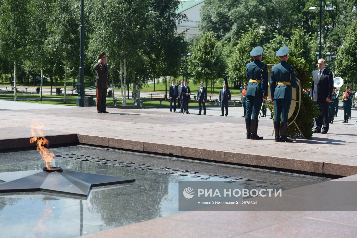 Церемония возложения венка к Могиле Неизвестного солдата у Кремлевской стены
