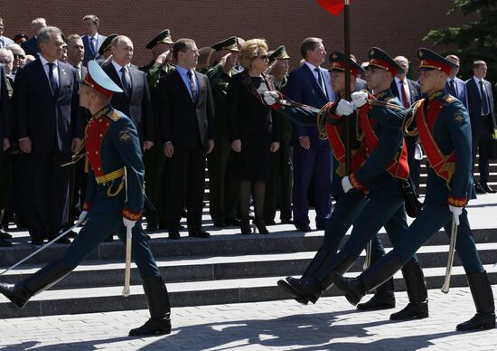Церемония возложения венка к Могиле Неизвестного солдата у Кремлевской стены