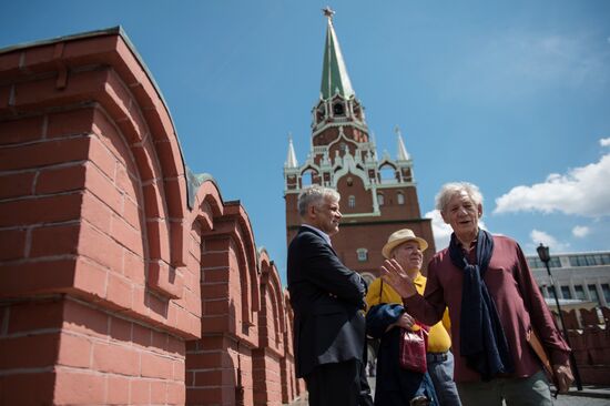 Британский актер сэр Иэн Маккелен посетил Москву