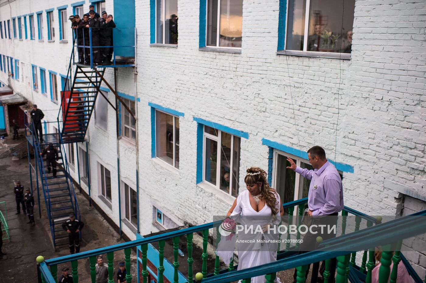 Свадьба в тюремной церкви на территории исправительной колонии в Омске