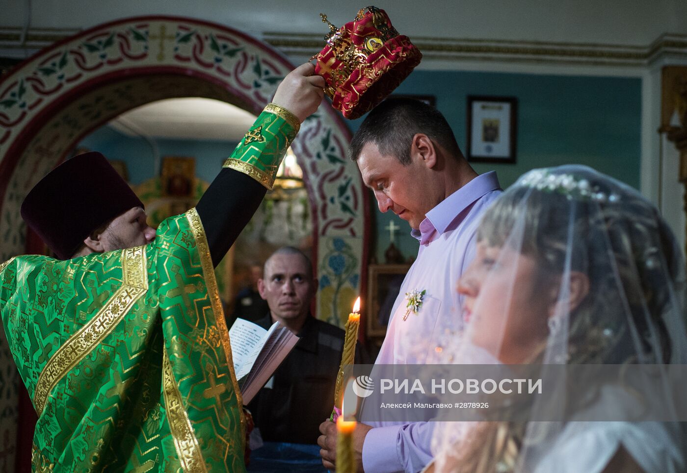Свадьба в тюремной церкви на территории исправительной колонии в Омске