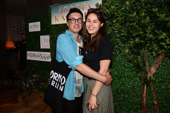 Пресс-конференция и показ фильма "Дорога к матери"