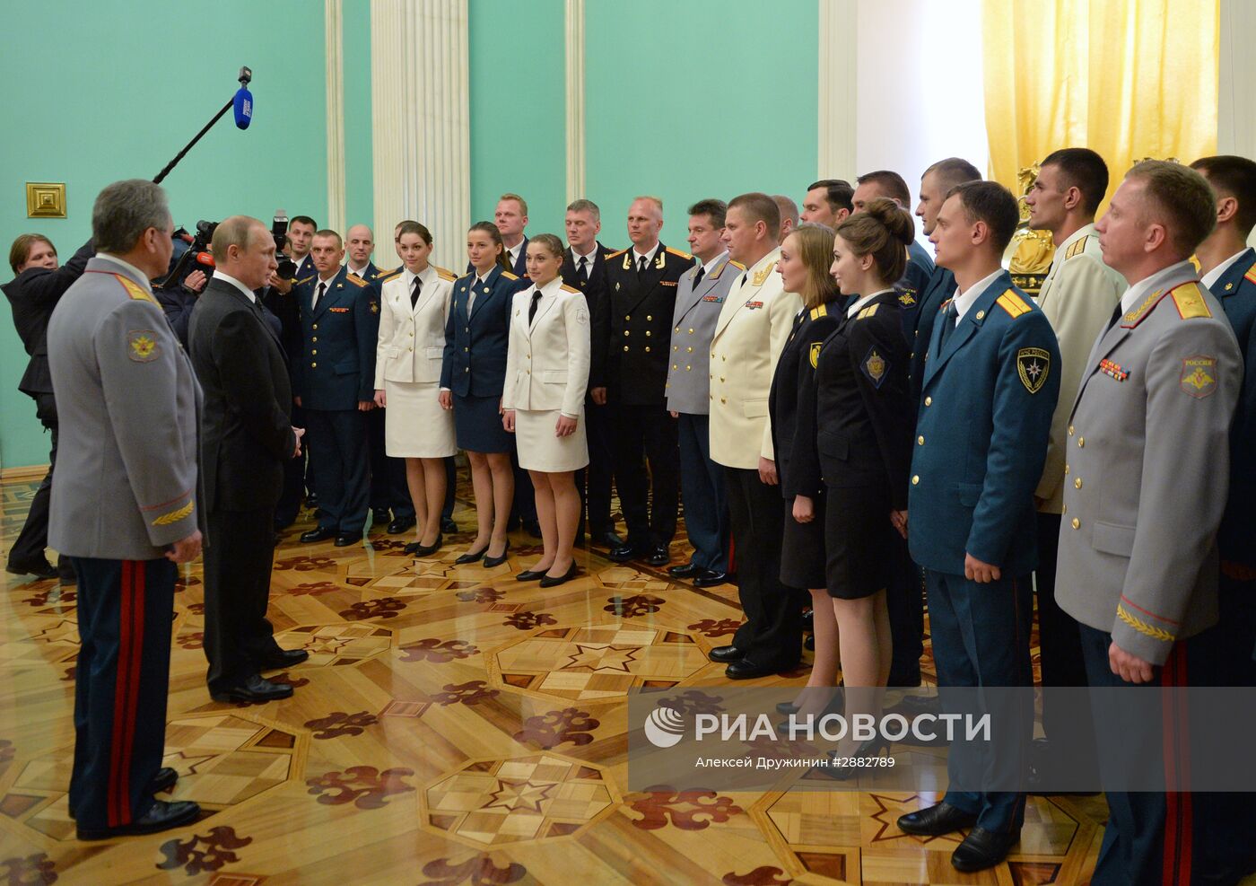 Президент РФ В. Путин встретился с выпускниками высших военных учебных заведений