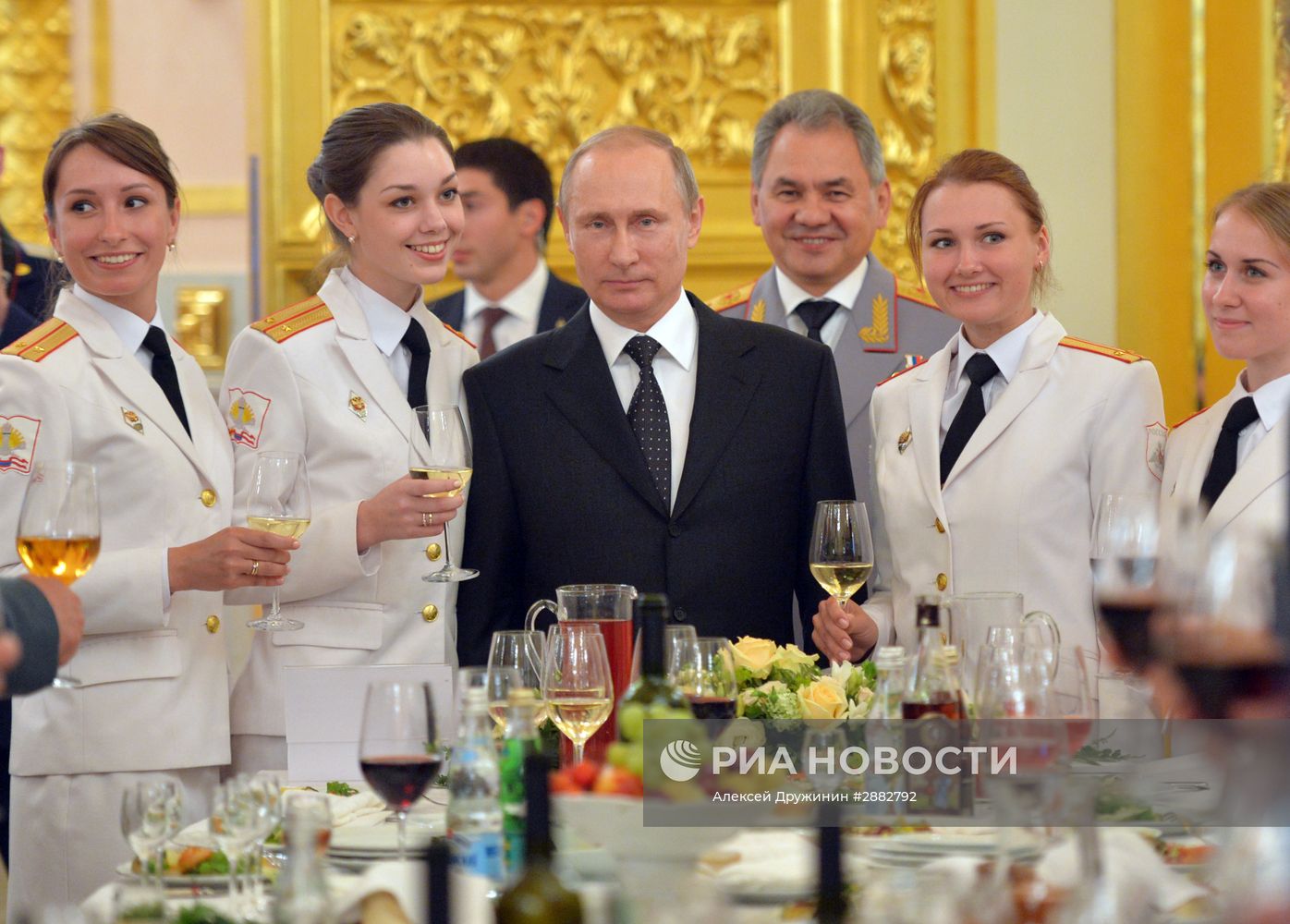 Президент РФ В. Путин встретился с выпускниками высших военных учебных заведений