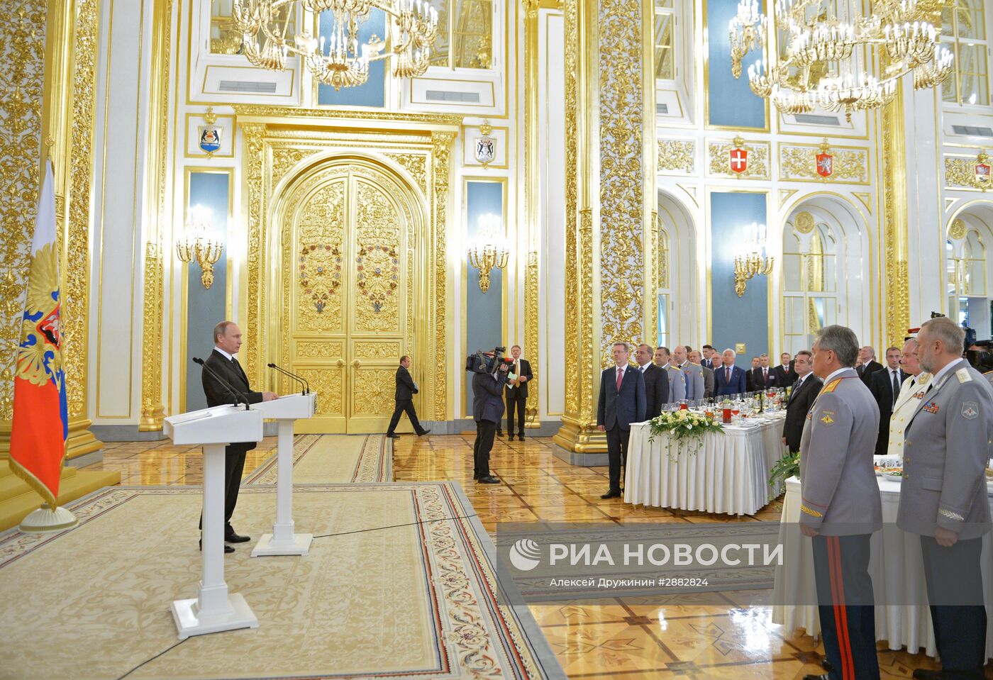 Президент РФ В. Путин встретился с выпускниками высших военных учебных заведений