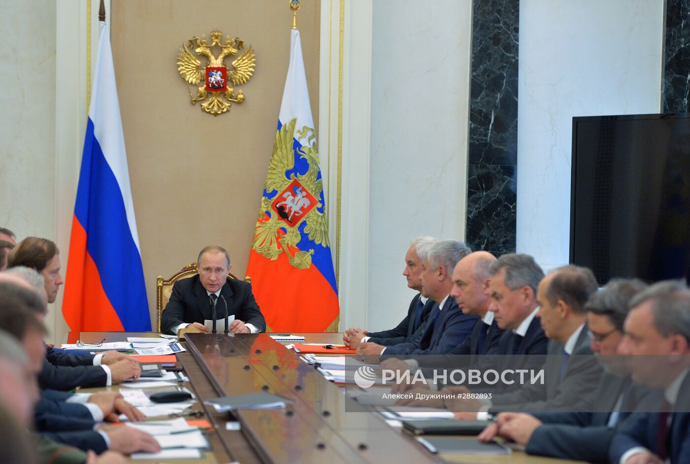 Президент РФ В. Путин провел совещание военно-промышленной комиссии