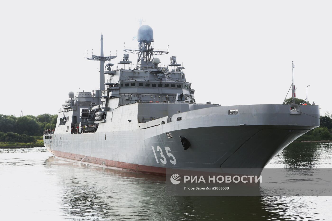 Большой десантный корабль "Иван Грен" вышел в море на ходовые испытания