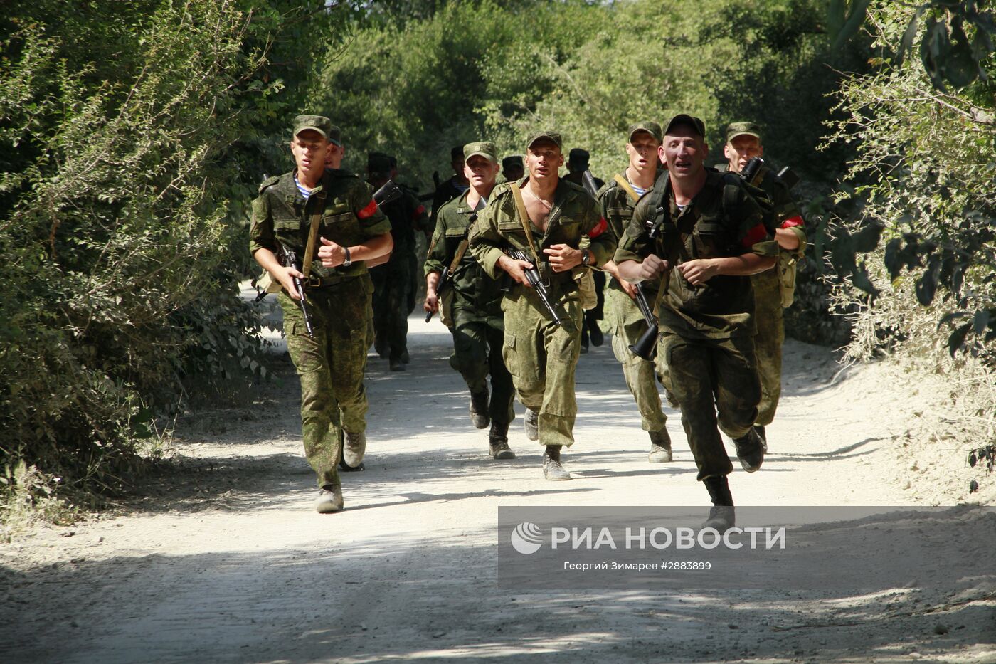 Сколько марш бросок. Марш бросок. Марш-бросок военнослужащих. Армейский марш бросок. Марш бросок ВДВ.