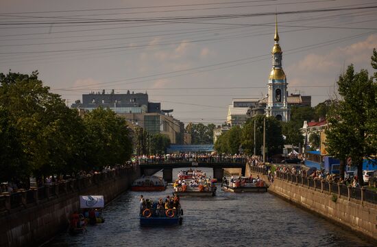 Речной карнавал в Санкт-Петербурге