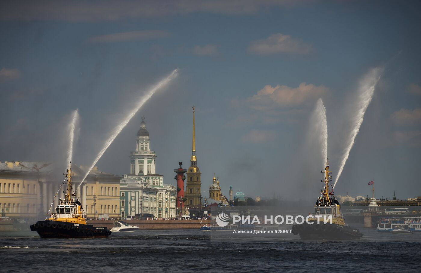 Речной карнавал в Санкт-Петербурге