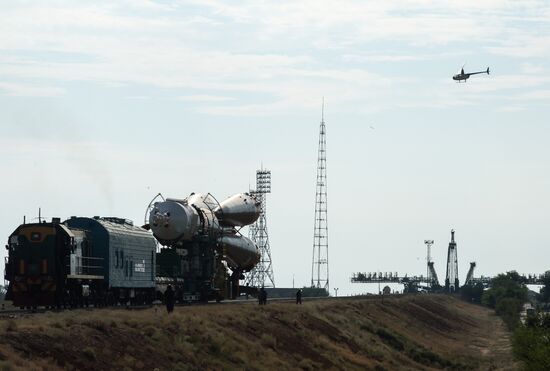 Вывоз ракеты-носителя "Союз- ФГ" с пилотируемым кораблем "Союз-МС" на стартовую площадку