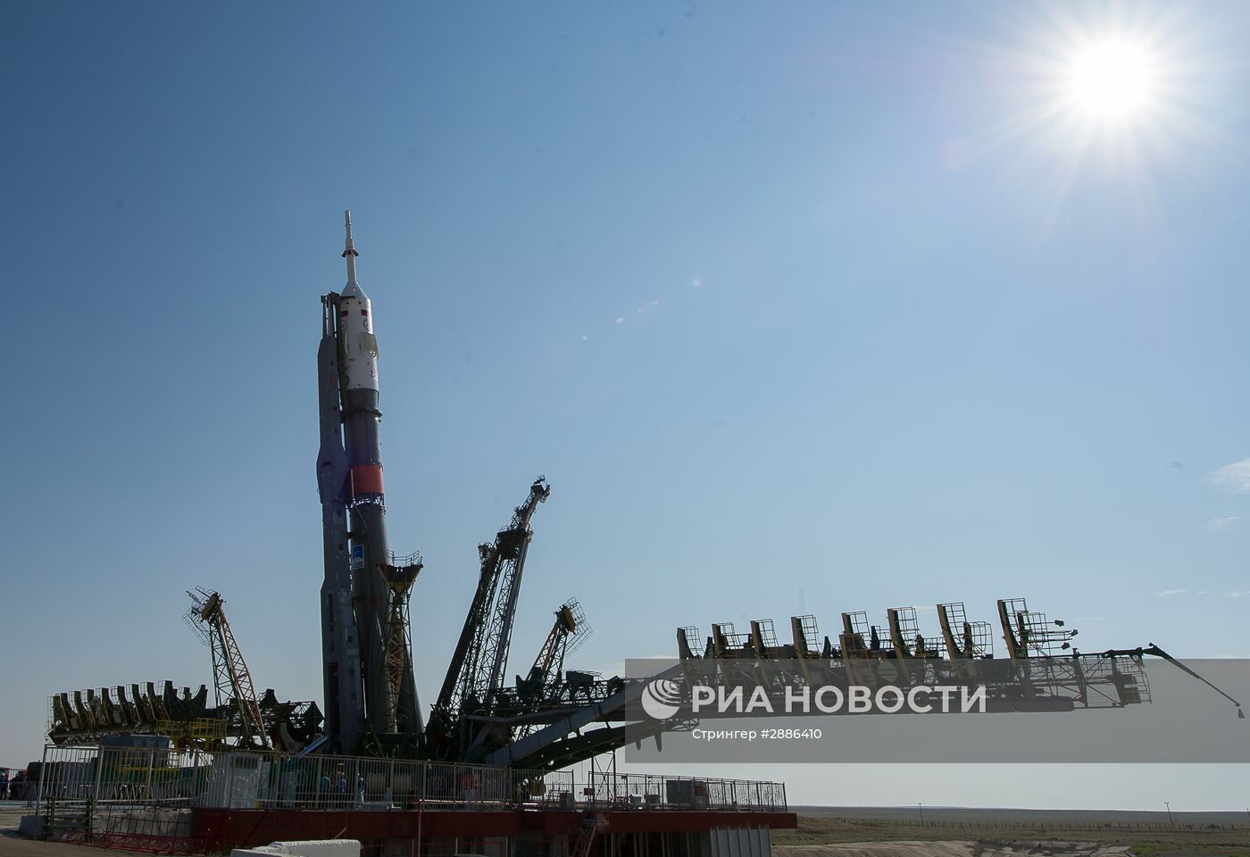 Вывоз ракеты-носителя "Союз- ФГ" с пилотируемым кораблем "Союз-МС" на стартовую площадку