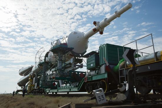 Вывоз ракеты-носителя "Союз- ФГ" с пилотируемым кораблем "Союз-МС" на стартовую площадку